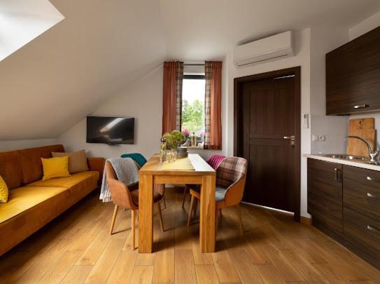 Apartamenty U Harrego I Przy Stawie Spa Z Klimatyzacja, Balia, Sauna, Ogrodem I Parkingiem Kudowa Zdroj Exterior photo
